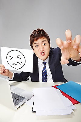 포토 JPG 스튜디오촬영 배너 남자 비즈니스 모션 사각프레임 광고판 실내 표정 한명 들기 사람 동양인 정장 손짓 상반신 20대 성인 앞모습 비즈니스라이프 노트북 한국인 분노 업무 직장인 비즈니스맨 작업실 책상 즐거움 문서 파일 열정 남자만 남자한명만 성인남자만 청년만 청년남자만 청년남자한명만 성인한명만 성인남자한명만 성인만 국내포토 직업 1 라이프스타일 옷 감정 뷰포인트 가구 프레임 알림판 인종 청년 내부 전자제품 사각형 작업 판 파일형식