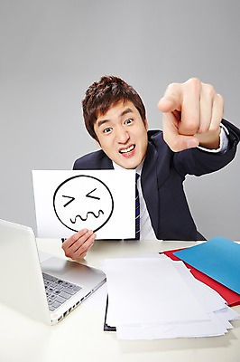 포토 JPG 스튜디오촬영 배너 남자 비즈니스 모션 사각프레임 광고판 실내 표정 한명 들기 사람 동양인 정장 손짓 상반신 20대 성인 앞모습 비즈니스라이프 노트북 한국인 분노 가리킴 업무 직장인 비즈니스맨 작업실 책상 즐거움 문서 파일 열정 삿대질 남자만 남자한명만 성인남자만 청년만 청년남자만 청년남자한명만 성인한명만 성인남자한명만 성인만 국내포토 직업 1 라이프스타일 옷 감정 뷰포인트 가구 프레임 알림판 인종 청년 내부 전자제품 사각형 작업 판 파일형식