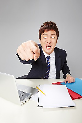 포토 JPG 스튜디오촬영 남자 비즈니스 모션 실내 한명 사람 동양인 정장 손짓 상반신 20대 성인 앞모습 비즈니스라이프 노트북 연필 한국인 분노 가리킴 업무 직장인 비즈니스맨 작업실 책상 즐거움 문서 파일 열정 삿대질 남자만 남자한명만 성인남자만 청년만 청년남자만 청년남자한명만 성인한명만 성인남자한명만 성인만 국내포토 직업 1 라이프스타일 옷 감정 뷰포인트 가구 학용품 인종 청년 내부 전자제품 필기구 작업 파일형식