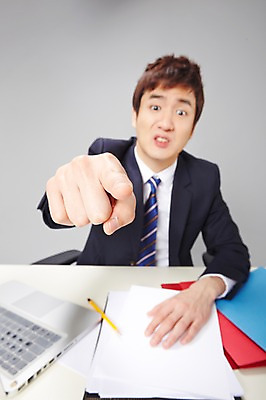 포토 JPG 스튜디오촬영 남자 비즈니스 모션 실내 한명 사람 동양인 정장 손짓 상반신 20대 성인 앞모습 아웃포커스 비즈니스라이프 노트북 연필 한국인 분노 가리킴 업무 직장인 비즈니스맨 작업실 책상 즐거움 문서 파일 열정 삿대질 남자만 남자한명만 성인남자만 청년만 청년남자만 청년남자한명만 성인한명만 성인남자한명만 성인만 국내포토 직업 1 라이프스타일 옷 감정 뷰포인트 가구 학용품 촬영기법 인종 청년 내부 전자제품 필기구 작업 파일형식