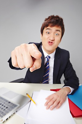 포토 JPG 스튜디오촬영 남자 비즈니스 모션 실내 한명 사람 동양인 정장 손짓 상반신 20대 성인 앞모습 아웃포커스 비즈니스라이프 노트북 연필 한국인 분노 가리킴 업무 직장인 비즈니스맨 작업실 책상 즐거움 문서 파일 열정 삿대질 남자만 남자한명만 성인남자만 청년만 청년남자만 청년남자한명만 성인한명만 성인남자한명만 성인만 국내포토 직업 1 라이프스타일 옷 감정 뷰포인트 가구 학용품 촬영기법 인종 청년 내부 전자제품 필기구 작업 파일형식