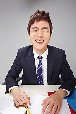 포토 JPG 스튜디오촬영 남자 비즈니스 실내 한명 미소 웃음 사람 동양인 정장 상반신 20대 성인 앞모습 비즈니스라이프 노트북 연필 눈감음 한국인 업무 직장인 비즈니스맨 작업실 책상 즐거움 문서 파일 열정 남자만 남자한명만 성인남자만 청년만 청년남자만 청년남자한명만 성인한명만 성인남자한명만 성인만 국내포토 직업 1 라이프스타일 옷 감정 뷰포인트 가구 모션 학용품 표정 인종 청년 내부 전자제품 필기구 작업 파일형식