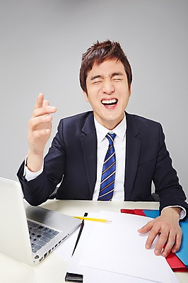 포토 JPG 스튜디오촬영 남자 비즈니스 실내 한명 미소 웃음 사람 동양인 정장 상반신 20대 성인 앞모습 비즈니스라이프 노트북 연필 눈감음 한국인 업무 직장인 비즈니스맨 작업실 책상 즐거움 문서 파일 열정 남자만 남자한명만 성인남자만 청년만 청년남자만 청년남자한명만 성인한명만 성인남자한명만 성인만 국내포토 직업 1 라이프스타일 옷 감정 뷰포인트 가구 모션 학용품 표정 인종 청년 내부 전자제품 필기구 작업 파일형식