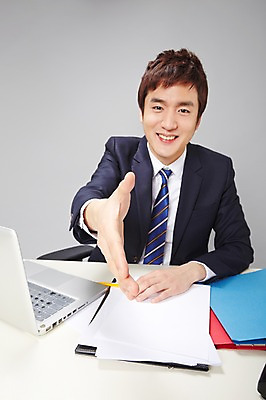 포토 JPG 스튜디오촬영 남자 비즈니스 악수 영업 실내 협상 한명 미소 웃음 사람 동양인 정장 상반신 20대 성인 앞모습 비즈니스라이프 노트북 거래 한국인 업무 직장인 비즈니스맨 작업실 손내밀기 책상 문서 파일 열정 남자만 남자한명만 성인남자만 청년만 청년남자만 청년남자한명만 성인한명만 성인남자한명만 성인만 국내포토 직업 1 라이프스타일 옷 감정 뷰포인트 가구 표정 인종 손짓 청년 내부 전자제품 작업 파일형식