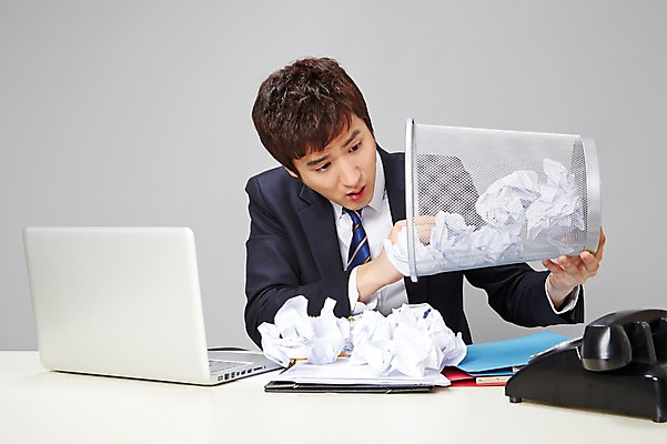 포토 JPG 스튜디오촬영 남자 종이 비즈니스 실내 한명 들기 사람 동양인 정장 상반신 20대 성인 앞모습 비즈니스라이프 노트북 한국인 쓰레기통 업무 직장인 비즈니스맨 작업실 지저분함 전화기 책상 즐거움 문서 파일 열정 통화 찾기 남자만 남자한명만 성인남자만 청년만 청년남자만 청년남자한명만 성인한명만 성인남자한명만 성인만 국내포토 직업 1 라이프스타일 옷 감정 뷰포인트 가구 모션 인종 청년 내부 전자제품 작업 감각 파일형식