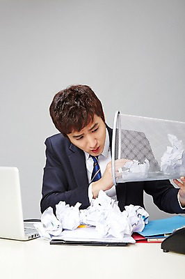 포토 JPG 스튜디오촬영 남자 종이 비즈니스 실내 한명 들기 사람 동양인 정장 상반신 20대 성인 앞모습 비즈니스라이프 노트북 한국인 쓰레기통 업무 직장인 비즈니스맨 작업실 지저분함 전화기 책상 즐거움 문서 파일 열정 통화 찾기 남자만 남자한명만 성인남자만 청년만 청년남자만 청년남자한명만 성인한명만 성인남자한명만 성인만 국내포토 직업 1 라이프스타일 옷 감정 뷰포인트 가구 모션 인종 청년 내부 전자제품 작업 감각 파일형식