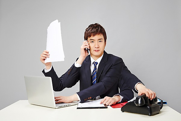 포토 JPG 스튜디오촬영 남자 비즈니스 실내 한명 들기 사람 동양인 정장 상반신 20대 성인 앞모습 비즈니스라이프 노트북 스마트폰 한국인 업무 직장인 비즈니스맨 작업실 전화기 책상 즐거움 문서 파일 바쁨 열정 통화 남자만 남자한명만 성인남자만 청년만 청년남자만 청년남자한명만 성인한명만 성인남자한명만 성인만 국내포토 직업 1 라이프스타일 옷 감정 뷰포인트 가구 모션 인종 청년 내부 전자제품 핸드폰 스마트기기 작업 파일형식