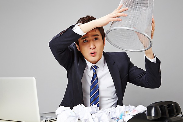 포토 JPG 스튜디오촬영 남자 종이 비즈니스 실내 한명 들기 사람 동양인 정장 상반신 20대 성인 앞모습 비즈니스라이프 노트북 한국인 쓰레기통 업무 직장인 비즈니스맨 작업실 지저분함 전화기 책상 즐거움 열정 통화 찾기 남자만 남자한명만 성인남자만 청년만 청년남자만 청년남자한명만 성인한명만 성인남자한명만 성인만 국내포토 직업 1 라이프스타일 옷 감정 뷰포인트 가구 모션 인종 청년 내부 전자제품 작업 감각 파일형식