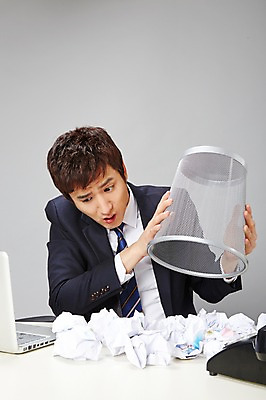 포토 JPG 스튜디오촬영 남자 종이 비즈니스 실내 한명 들기 사람 동양인 정장 상반신 20대 성인 앞모습 비즈니스라이프 노트북 놀람 한국인 쓰레기통 업무 직장인 비즈니스맨 작업실 지저분함 전화기 책상 즐거움 열정 통화 찾기 남자만 남자한명만 성인남자만 청년만 청년남자만 청년남자한명만 성인한명만 성인남자한명만 성인만 국내포토 직업 1 라이프스타일 옷 감정 뷰포인트 가구 모션 표정 인종 청년 내부 전자제품 작업 감각 파일형식