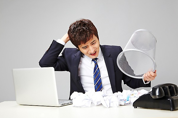 포토 JPG 스튜디오촬영 남자 종이 비즈니스 실내 한명 들기 사람 동양인 정장 상반신 20대 성인 앞모습 비즈니스라이프 노트북 한국인 쓰레기통 업무 직장인 비즈니스맨 작업실 찡그림 지저분함 전화기 책상 즐거움 열정 통화 찾기 남자만 남자한명만 성인남자만 청년만 청년남자만 청년남자한명만 성인한명만 성인남자한명만 성인만 국내포토 직업 1 라이프스타일 옷 감정 뷰포인트 가구 모션 표정 인종 청년 내부 전자제품 작업 감각 파일형식