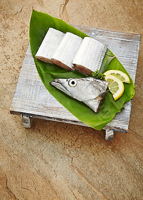 포토 JPG 스튜디오촬영 조각 잎 식재료 재료 나뭇잎 실내 사람없음 장식 머리 신선 레몬 해산물 날것 토막 갈치 국내포토 식물 과일 어류 내부 신체부위 파일형식