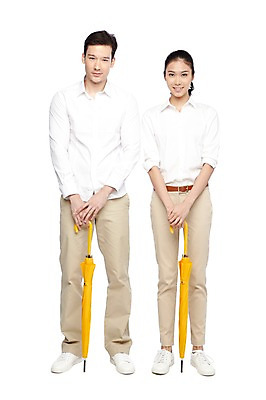 포토 JPG 스튜디오촬영 전신 서양인 외국인 해외기획촬영 라이프스타일 커플 2012년태국 잡화 계절 여자 남자 커플라이프 우산 날씨 실내 서기 미소 웃음 들기 누끼 사람 동양인 20대 성인 두명 앞모습 캐주얼 여름 청바지 비 장마 청년만 성인만 국내포토 자연요소 옷 뷰포인트 바지 관계 모션 표정 인종 청년 내부 생활 비_날씨 파일형식