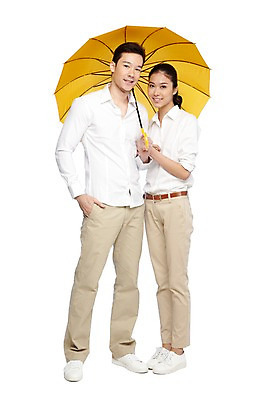 포토 JPG 스튜디오촬영 전신 서양인 외국인 해외기획촬영 라이프스타일 커플 2012년태국 잡화 계절 여자 남자 커플라이프 우산 날씨 실내 서기 미소 웃음 들기 누끼 사람 동양인 20대 성인 두명 앞모습 캐주얼 여름 청바지 비 장마 청년만 성인만 국내포토 자연요소 옷 뷰포인트 바지 관계 모션 표정 인종 청년 내부 생활 비_날씨 파일형식