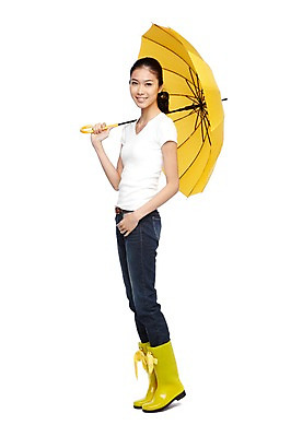 포토 JPG 스튜디오촬영 전신 외국인 해외기획촬영 라이프스타일 2012년태국 잡화 계절 여자 우산 날씨 실내 장화 한명 서기 미소 웃음 들기 누끼 사람 동양인 20대 성인 옆모습 캐주얼 여름 청바지 비 장마 여자만 여자한명만 성인여자만 청년만 청년여자만 성인한명만 청년여자한명만 성인여자한명만 성인만 국내포토 자연요소 1 옷 뷰포인트 신발 바지 모션 표정 인종 청년 내부 생활 비_날씨 파일형식