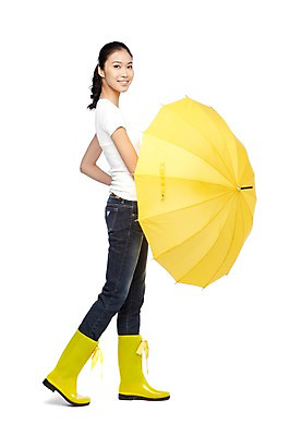 포토 JPG 스튜디오촬영 전신 외국인 해외기획촬영 라이프스타일 2012년태국 잡화 계절 여자 우산 날씨 실내 장화 한명 서기 미소 웃음 들기 누끼 사람 동양인 20대 성인 옆모습 캐주얼 여름 청바지 비 장마 여자만 여자한명만 성인여자만 청년만 청년여자만 성인한명만 청년여자한명만 성인여자한명만 성인만 국내포토 자연요소 1 옷 뷰포인트 신발 바지 모션 표정 인종 청년 내부 생활 비_날씨 파일형식