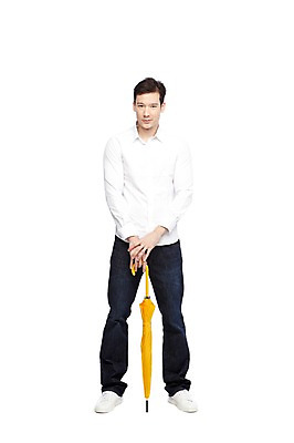 포토 JPG 스튜디오촬영 전신 서양인 외국인 해외기획촬영 라이프스타일 2012년태국 잡화 계절 남자 우산 날씨 실내 한명 서기 들기 누끼 사람 20대 성인 앞모습 캐주얼 여름 청바지 비 장마 남자만 남자한명만 성인남자만 청년만 청년남자만 청년남자한명만 성인한명만 성인남자한명만 성인만 국내포토 자연요소 1 옷 뷰포인트 바지 모션 인종 청년 내부 생활 파일형식