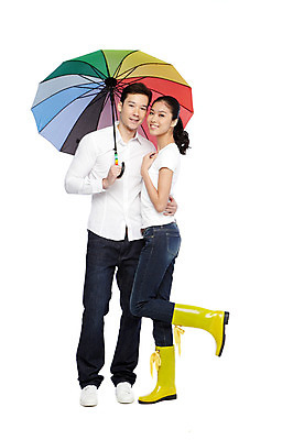 포토 JPG 스튜디오촬영 전신 서양인 외국인 해외기획촬영 라이프스타일 커플 2012년태국 잡화 계절 여자 남자 커플라이프 우산 날씨 실내 장화 서기 미소 웃음 들기 누끼 사람 동양인 20대 성인 두명 캐주얼 여름 청바지 비 장마 청년만 성인만 국내포토 자연요소 옷 신발 바지 관계 모션 표정 인종 청년 내부 생활 비_날씨 파일형식