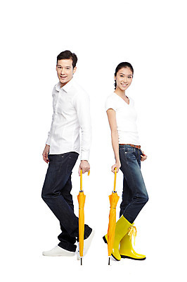포토 JPG 스튜디오촬영 전신 서양인 외국인 해외기획촬영 라이프스타일 커플 2012년태국 잡화 계절 여자 남자 커플라이프 우산 날씨 실내 장화 서기 미소 웃음 들기 누끼 사람 동양인 20대 성인 두명 옆모습 캐주얼 여름 청바지 비 장마 청년만 성인만 국내포토 자연요소 옷 뷰포인트 신발 바지 관계 모션 표정 인종 청년 내부 생활 비_날씨 파일형식