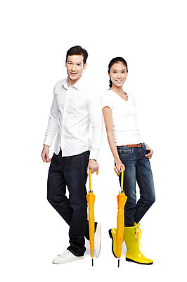 포토 JPG 스튜디오촬영 전신 서양인 외국인 해외기획촬영 라이프스타일 커플 2012년태국 잡화 계절 여자 남자 커플라이프 우산 날씨 실내 장화 서기 미소 웃음 들기 누끼 사람 동양인 20대 성인 두명 캐주얼 여름 청바지 비 장마 청년만 성인만 국내포토 자연요소 옷 신발 바지 관계 모션 표정 인종 청년 내부 생활 비_날씨 파일형식