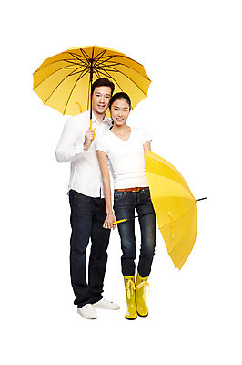 포토 JPG 스튜디오촬영 전신 서양인 외국인 해외기획촬영 라이프스타일 커플 2012년태국 잡화 계절 여자 남자 커플라이프 우산 날씨 실내 장화 서기 미소 웃음 들기 누끼 사람 동양인 20대 성인 두명 앞모습 캐주얼 여름 청바지 비 장마 청년만 성인만 국내포토 자연요소 옷 뷰포인트 신발 바지 관계 모션 표정 인종 청년 내부 생활 비_날씨 파일형식