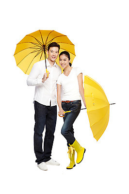 포토 JPG 스튜디오촬영 전신 서양인 외국인 해외기획촬영 라이프스타일 커플 2012년태국 잡화 계절 여자 남자 커플라이프 우산 날씨 실내 장화 서기 미소 웃음 들기 누끼 사람 동양인 20대 성인 두명 앞모습 캐주얼 여름 청바지 비 장마 청년만 성인만 국내포토 자연요소 옷 뷰포인트 신발 바지 관계 모션 표정 인종 청년 내부 생활 비_날씨 파일형식