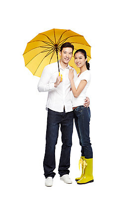 포토 JPG 스튜디오촬영 전신 서양인 외국인 해외기획촬영 라이프스타일 커플 2012년태국 잡화 계절 여자 남자 커플라이프 우산 날씨 실내 장화 서기 미소 웃음 들기 누끼 사람 동양인 20대 성인 두명 캐주얼 여름 청바지 비 장마 청년만 성인만 국내포토 자연요소 옷 신발 바지 관계 모션 표정 인종 청년 내부 생활 비_날씨 파일형식
