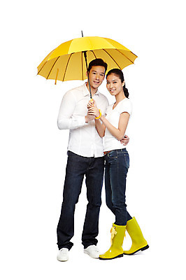 포토 JPG 스튜디오촬영 전신 서양인 외국인 해외기획촬영 라이프스타일 커플 2012년태국 잡화 계절 여자 남자 커플라이프 우산 날씨 실내 장화 서기 미소 웃음 들기 누끼 사람 동양인 20대 성인 두명 캐주얼 여름 청바지 비 장마 청년만 성인만 국내포토 자연요소 옷 신발 바지 관계 모션 표정 인종 청년 내부 생활 비_날씨 파일형식