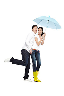 포토 JPG 스튜디오촬영 전신 서양인 외국인 해외기획촬영 라이프스타일 커플 2012년태국 잡화 계절 여자 남자 커플라이프 우산 날씨 실내 장화 서기 미소 웃음 들기 누끼 사람 동양인 20대 성인 두명 옆모습 캐주얼 여름 청바지 비 장마 청년만 성인만 국내포토 자연요소 옷 뷰포인트 신발 바지 관계 모션 표정 인종 청년 내부 생활 파일형식