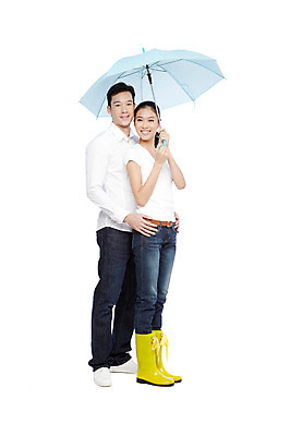 포토 JPG 스튜디오촬영 전신 서양인 외국인 해외기획촬영 라이프스타일 커플 2012년태국 잡화 계절 여자 남자 커플라이프 우산 날씨 실내 장화 서기 미소 웃음 들기 누끼 사람 동양인 20대 성인 두명 옆모습 캐주얼 여름 청바지 비 장마 청년만 성인만 국내포토 자연요소 옷 뷰포인트 신발 바지 관계 모션 표정 인종 청년 내부 생활 비_날씨 파일형식