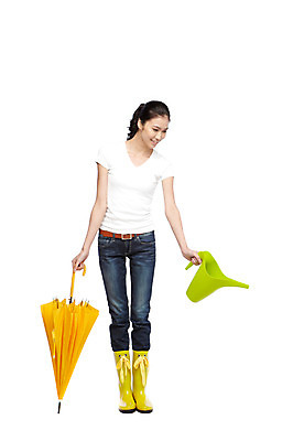 포토 JPG 스튜디오촬영 전신 외국인 해외기획촬영 라이프스타일 2012년태국 잡화 계절 여자 우산 날씨 실내 장화 한명 서기 미소 웃음 들기 누끼 사람 동양인 20대 성인 앞모습 캐주얼 여름 물뿌리개 청바지 비 물주기 장마 여자만 여자한명만 성인여자만 청년만 청년여자만 성인한명만 청년여자한명만 성인여자한명만 성인만 국내포토 자연요소 1 옷 뷰포인트 신발 바지 모션 표정 인종 청년 내부 생활 비_날씨 파일형식
