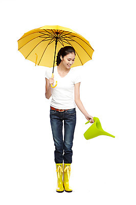 포토 JPG 스튜디오촬영 전신 외국인 해외기획촬영 라이프스타일 2012년태국 잡화 계절 여자 우산 날씨 실내 장화 한명 서기 미소 웃음 들기 누끼 사람 동양인 20대 성인 앞모습 캐주얼 여름 물뿌리개 청바지 비 물주기 장마 여자만 여자한명만 성인여자만 청년만 청년여자만 성인한명만 청년여자한명만 성인여자한명만 성인만 국내포토 자연요소 1 옷 뷰포인트 신발 바지 모션 표정 인종 청년 내부 생활 비_날씨 파일형식