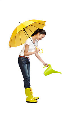 포토 JPG 스튜디오촬영 전신 외국인 해외기획촬영 라이프스타일 2012년태국 잡화 계절 여자 우산 날씨 실내 숙이기 허리숙이기 장화 한명 서기 미소 웃음 들기 누끼 사람 동양인 20대 성인 옆모습 캐주얼 여름 물뿌리개 청바지 비 물주기 장마 여자만 여자한명만 성인여자만 청년만 청년여자만 성인한명만 청년여자한명만 성인여자한명만 성인만 국내포토 자연요소 1 옷 뷰포인트 포즈 신발 바지 모션 표정 인종 청년 내부 생활 비_날씨 파일형식