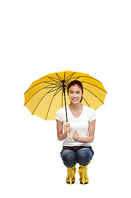 포토 JPG 스튜디오촬영 전신 외국인 해외기획촬영 라이프스타일 2012년태국 잡화 계절 여자 우산 날씨 실내 장화 한명 미소 웃음 들기 누끼 사람 앉기 동양인 20대 성인 앞모습 캐주얼 여름 청바지 비 장마 여자만 여자한명만 성인여자만 청년만 청년여자만 성인한명만 청년여자한명만 성인여자한명만 성인만 국내포토 자연요소 1 옷 뷰포인트 신발 바지 모션 표정 인종 청년 내부 생활 비_날씨 파일형식