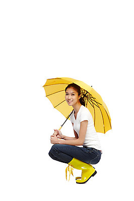 포토 JPG 스튜디오촬영 전신 외국인 해외기획촬영 라이프스타일 2012년태국 잡화 계절 여자 우산 날씨 실내 장화 한명 미소 웃음 들기 누끼 사람 앉기 동양인 20대 성인 옆모습 캐주얼 여름 청바지 비 장마 여자만 여자한명만 성인여자만 청년만 청년여자만 성인한명만 청년여자한명만 성인여자한명만 성인만 국내포토 자연요소 1 옷 뷰포인트 신발 바지 모션 표정 인종 청년 내부 생활 파일형식