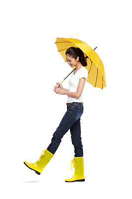 포토 JPG 스튜디오촬영 전신 외국인 해외기획촬영 라이프스타일 2012년태국 잡화 계절 여자 우산 날씨 실내 장화 한명 서기 미소 웃음 들기 누끼 사람 동양인 20대 성인 옆모습 캐주얼 여름 청바지 비 장마 여자만 여자한명만 성인여자만 청년만 청년여자만 성인한명만 청년여자한명만 성인여자한명만 성인만 국내포토 자연요소 1 옷 뷰포인트 신발 바지 모션 표정 인종 청년 내부 생활 비_날씨 파일형식