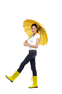 포토 JPG 스튜디오촬영 전신 외국인 해외기획촬영 라이프스타일 2012년태국 잡화 계절 여자 우산 날씨 실내 장화 한명 서기 미소 웃음 들기 누끼 사람 동양인 20대 성인 옆모습 캐주얼 여름 청바지 비 장마 여자만 여자한명만 성인여자만 청년만 청년여자만 성인한명만 청년여자한명만 성인여자한명만 성인만 국내포토 자연요소 1 옷 뷰포인트 신발 바지 모션 표정 인종 청년 내부 생활 비_날씨 파일형식