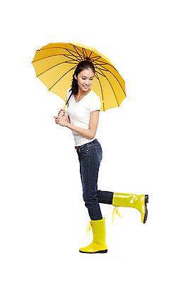 포토 JPG 스튜디오촬영 전신 외국인 해외기획촬영 라이프스타일 2012년태국 잡화 계절 여자 우산 날씨 실내 장화 한명 서기 미소 웃음 들기 누끼 사람 동양인 20대 성인 옆모습 캐주얼 여름 청바지 비 장마 여자만 여자한명만 성인여자만 청년만 청년여자만 성인한명만 청년여자한명만 성인여자한명만 성인만 국내포토 자연요소 1 옷 뷰포인트 신발 바지 모션 표정 인종 청년 내부 생활 비_날씨 파일형식