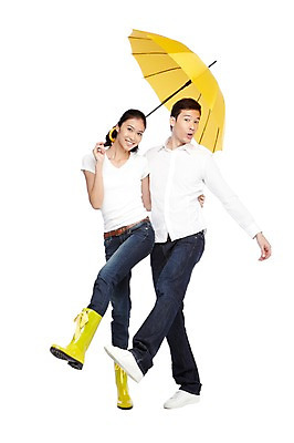 포토 JPG 스튜디오촬영 전신 서양인 외국인 해외기획촬영 라이프스타일 커플 2012년태국 잡화 계절 여자 남자 커플라이프 포즈 우산 모션 날씨 실내 장화 서기 미소 웃음 들기 누끼 사람 동양인 20대 성인 두명 앞모습 캐주얼 여름 청바지 비 장마 청년만 성인만 국내포토 자연요소 옷 뷰포인트 신발 바지 관계 표정 인종 청년 내부 생활 비_날씨 파일형식