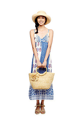 포토 JPG 스튜디오촬영 전신 외국인 해외기획촬영 모자 라이프스타일 2012년태국 계절 원피스 여자 여행 가방 휴가 실내 한명 서기 미소 웃음 들기 누끼 사람 동양인 20대 성인 앞모습 여름 여름휴가 바캉스 웨지힐 여자만 여자한명만 성인여자만 청년만 청년여자만 성인한명만 청년여자한명만 성인여자한명만 성인만 국내포토 1 잡화 옷 구두 뷰포인트 모션 표정 인종 청년 내부 생활 파일형식 여름_계절