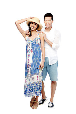 포토 JPG 스튜디오촬영 전신 서양인 외국인 해외기획촬영 모자 라이프스타일 커플 2012년태국 계절 원피스 여자 남자 커플라이프 여행 휴가 실내 서기 미소 웃음 누끼 사람 동양인 20대 성인 두명 앞모습 캐주얼 여름 여름휴가 바캉스 청년만 성인만 국내포토 잡화 옷 뷰포인트 관계 모션 표정 인종 청년 내부 생활 파일형식 여름_계절