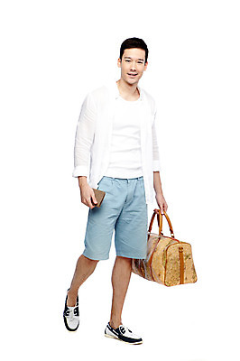 포토 JPG 스튜디오촬영 전신 서양인 외국인 해외기획촬영 라이프스타일 2012년태국 계절 남자 여행 가방 휴가 실내 한명 서기 미소 웃음 들기 누끼 사람 20대 성인 앞모습 캐주얼 여름 여름휴가 바캉스 여행가방 남자만 남자한명만 성인남자만 청년만 청년남자만 청년남자한명만 성인한명만 성인남자한명만 성인만 국내포토 1 잡화 옷 뷰포인트 모션 표정 인종 청년 내부 생활 파일형식 여름_계절