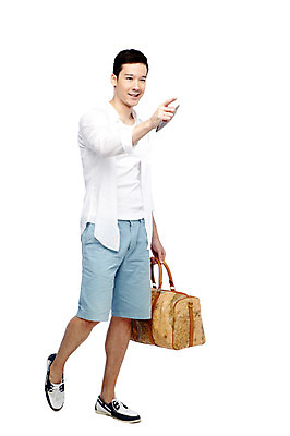 포토 JPG 스튜디오촬영 전신 서양인 외국인 해외기획촬영 라이프스타일 2012년태국 계절 남자 여행 가방 휴가 실내 한명 서기 미소 웃음 들기 누끼 사람 손짓 20대 성인 앞모습 캐주얼 여름 여름휴가 바캉스 여행가방 가리킴 남자만 남자한명만 성인남자만 청년만 청년남자만 청년남자한명만 성인한명만 성인남자한명만 성인만 국내포토 1 잡화 옷 뷰포인트 모션 표정 인종 청년 내부 생활 파일형식 여름_계절