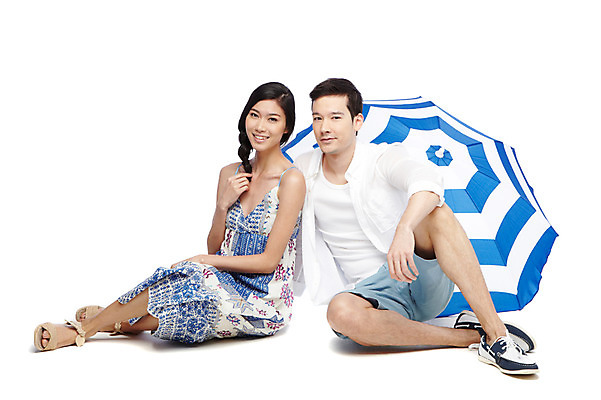 포토 JPG 스튜디오촬영 전신 서양인 외국인 해외기획촬영 라이프스타일 커플 2012년태국 계절 원피스 여자 남자 커플라이프 여행 휴가 실내 미소 웃음 누끼 사람 앉기 동양인 20대 성인 두명 앞모습 캐주얼 여름 여름휴가 바캉스 파라솔 청년만 성인만 국내포토 옷 뷰포인트 관계 모션 표정 인종 청년 내부 생활 파일형식 여름_계절