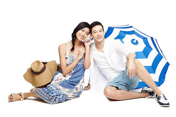 포토 JPG 스튜디오촬영 전신 서양인 외국인 해외기획촬영 모자 라이프스타일 커플 2012년태국 계절 원피스 여자 남자 바다 커플라이프 여행 휴가 실내 미소 웃음 들기 누끼 사람 앉기 동양인 20대 성인 해변 두명 앞모습 캐주얼 여름 여름휴가 바캉스 소리 듣기 파라솔 소라 청년만 성인만 국내포토 잡화 옷 뷰포인트 관계 모션 어패류 표정 인종 청년 내부 생활 파일형식 여름_계절
