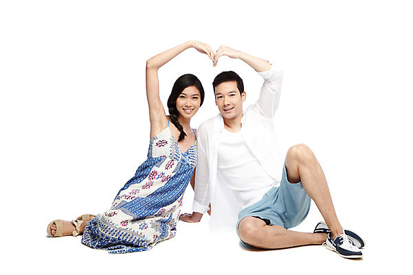 포토 JPG 스튜디오촬영 전신 서양인 외국인 해외기획촬영 라이프스타일 커플 2012년태국 계절 원피스 여자 남자 커플라이프 여행 모션 휴가 실내 사랑 미소 웃음 누끼 사람 앉기 동양인 손짓 20대 성인 두명 앞모습 캐주얼 여름 여름휴가 바캉스 하트 청년만 성인만 국내포토 모양 옷 감정 뷰포인트 관계 표정 인종 청년 내부 생활 파일형식 여름_계절