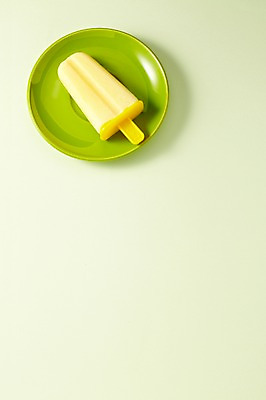 포토 JPG 스튜디오촬영 그릇 접시 백그라운드 아이스크림 디저트 안내 프레임 실내 풍경 사람없음 여름 알림 오브젝트 막대아이스크림 아이스바 국내포토 식기 계절 음식 내부 파일형식