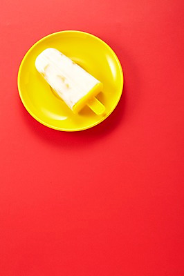포토 JPG 스튜디오촬영 그릇 접시 백그라운드 아이스크림 디저트 안내 프레임 실내 풍경 사람없음 여름 알림 오브젝트 막대아이스크림 아이스바 국내포토 식기 계절 음식 내부 파일형식