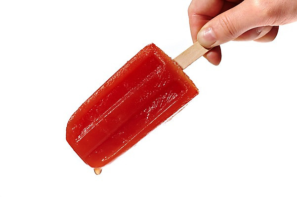 포토 JPG 스튜디오촬영 손 백그라운드 아이스크림 디저트 한손 실내 한명 들기 누끼 풍경 근접촬영 신체부위 여름 오브젝트 막대아이스크림 아이스바 국내포토 녹이기 1 계절 음식 뷰포인트 모션 사람 내부 파일형식