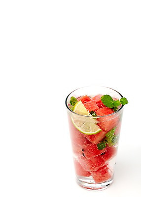 포토 JPG 스튜디오촬영 열매 컬러 과일 식재료 여름음식 잔 수박 실내 누끼 사람없음 컵 빨간색 농작물 달콤 시원함 레몬 민트 담기 슬라이스 제철음식 제철과일 과채 국내포토 식물 식기 음식 농업 채소 모션 내부 맛 허브 제철 파일형식 여름_계절