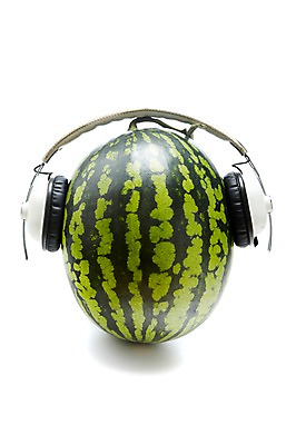 포토 JPG 스튜디오촬영 열매 얼굴 컬러 이어폰 음향기기 과일 식재료 노래 표면 여름음식 수박 실내 누끼 사람없음 초록색 농작물 헤드셋 음악감상 껍질 달콤 시원함 한통 제철음식 제철과일 과채 국내포토 식물 1 음악 음식 농업 채소 내부 신체부위 전자제품 헤드폰 감상 맛 제철 파일형식 여름_계절